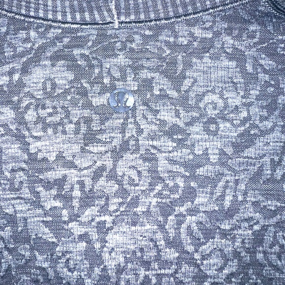 LULULEMON CROP TOP LONG SLEEVE LIGHT GREY COLOR SIZE 6 EUC - Picture 9 of 10